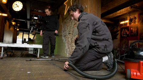 De confetti wordt van de grond gezogen in De Kompaen.