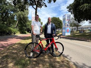 Eelco Franckaert, manager van de ZLM Tour samen met wethouder Berend Doedens aan de Gertrudisboulevard.