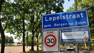 Blauw verkeersbord met witte tekst Lepelstraat gem. Bergen op Zoom