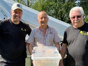 Jan de Rooij met het Aziatische Hoornaarsnest