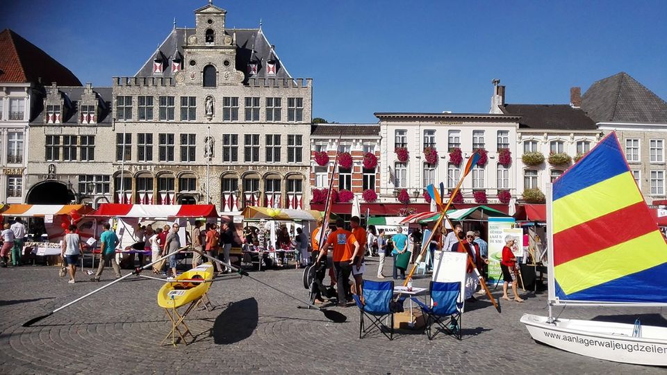 Deelnemende clubs en instellingen presenteren zichzelf tijdens Bergen op Zicht op de Markt in Bergen op Zoom