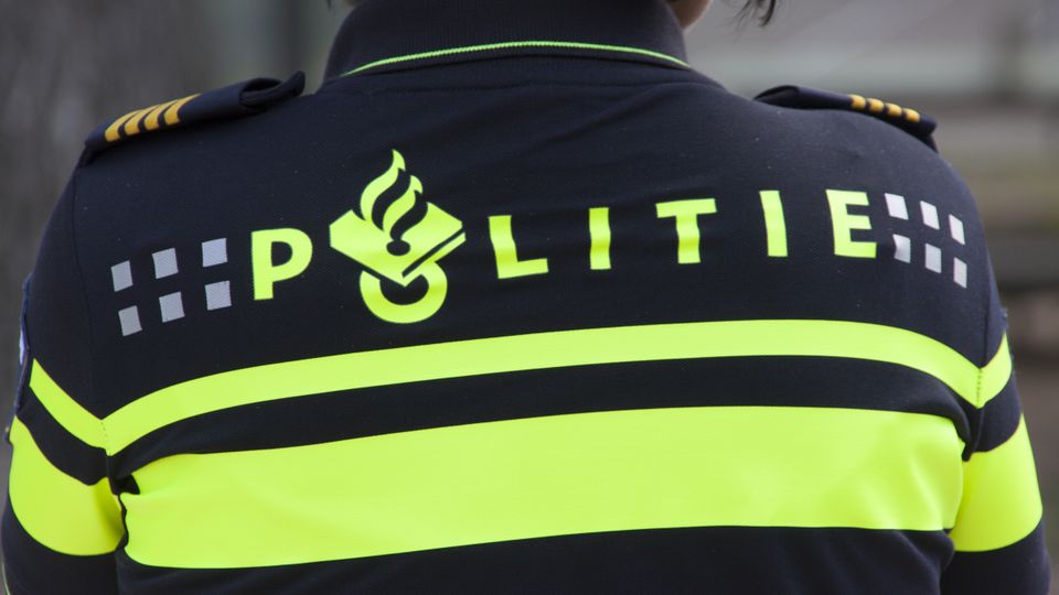 Close-up van politielogo op rug van agent