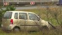 Auto vliegt uit de bocht en knalt tegen lantaarnpaal