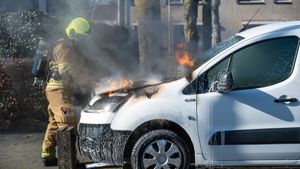 Auto vliegt in brand op parkeerplaats aan Beukenlaan in Zundert