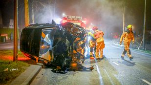Hoewel de bestuurder zelf uit de auto wist te kruipen, kwam deze er niet zonder kleurscheuren vanaf. | Foto: Perry Roovers
