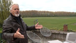 Alex Swagemakers op zijn terras dat grenst aan de Auvergnepolder