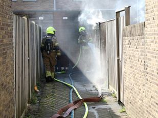Kortsluiting in schuur veroorzaakt brand, vuur slaat over