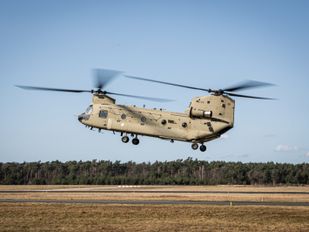 Chinook transporthelikopter stijgt op