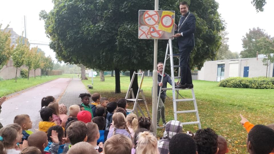 Burgemeester Han van Midden opent eerste vrijwillige vuurwerkvrije zone bij OBS de Gezellehoek in Roosendaal