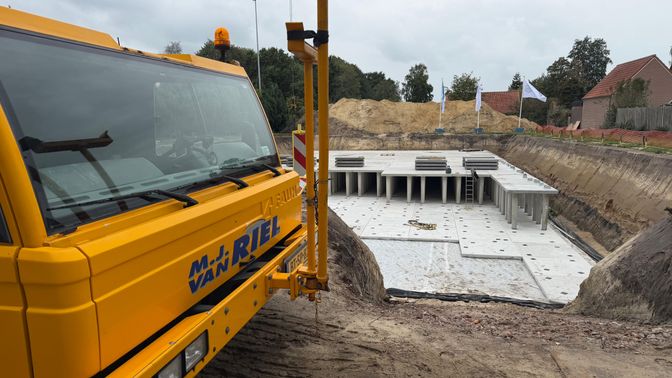 Er wordt druk gebouwd aan de nieuwe waterberging in Roosendaal.