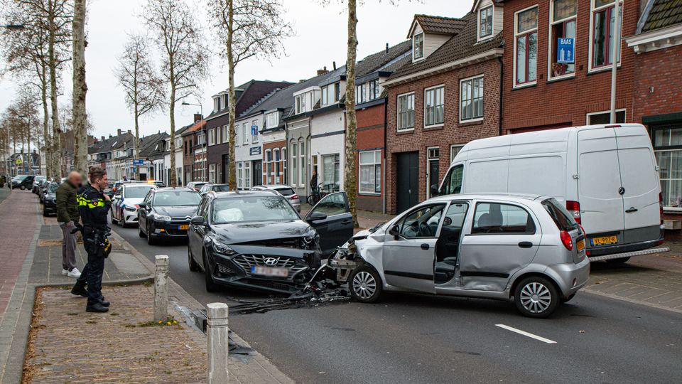 Meerdere voertuigen botsen op Boutershemstraat
