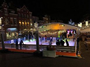 Overzichtsfoto van met allerlei gekleurde lampjes verlichte ijsbaan