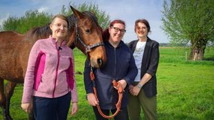 Deelnemers Lydia en Elise en eigenaar Jaqueline Sommeling in de paardenwei van De Leemberg