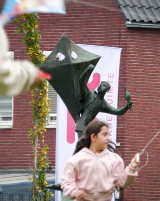 Jongen met vlieger moet beweging brengen in Piuspark Gageldonk