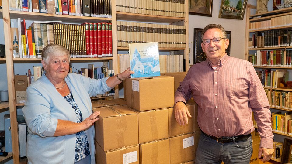 Lia Rozendaal en Arian Kommers van de heemkundekring.