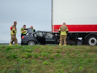 Auto ongeluk onder vrachtwagen Steenbergen snelweg a4