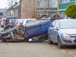 auto over de kop Ossendrecht