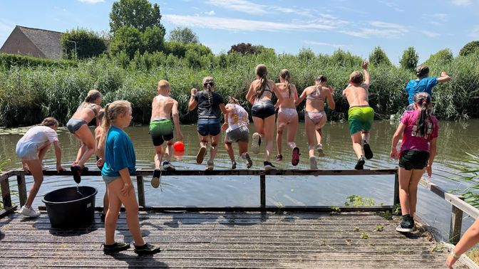De deelnemende kinderen hebben volop waterpret tijdens deze warme dagen.