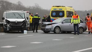 Rijstrook dicht na botsing tussen auto en bedrijfswagen op A4