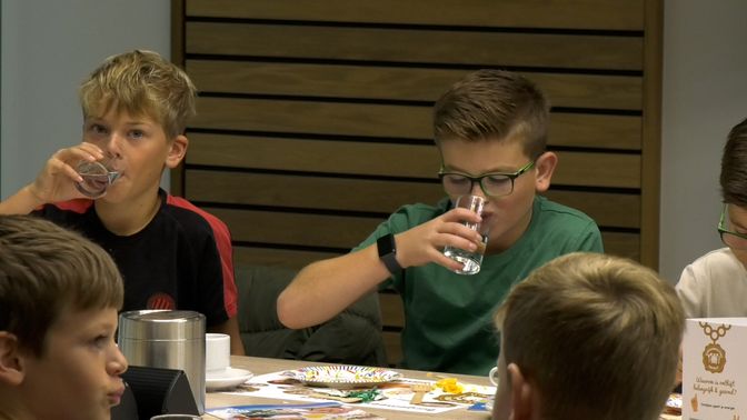 De leerlingen vinden het leuk om op het gemeentehuis van Zundert te ontbijten.