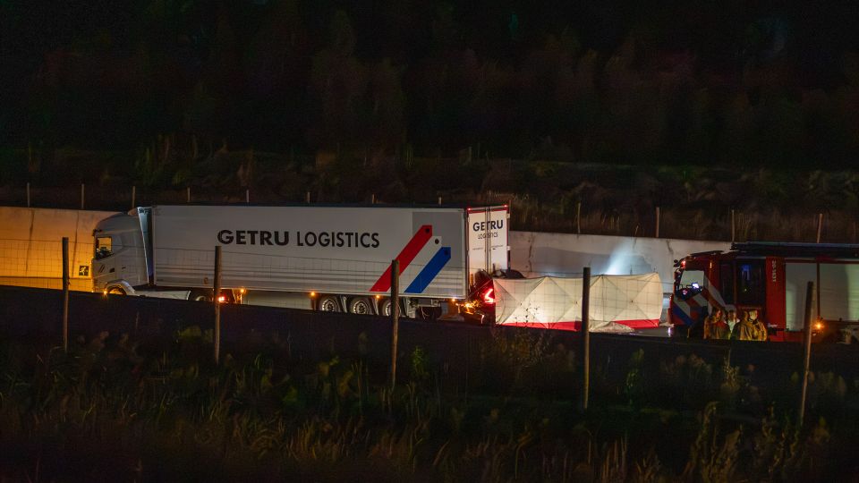 Ernstig ongeluk met auto&#8217;s en vrachtwagen op A4 bij Steenbergen, een persoon overleden