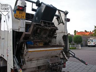 Vuilniswagen rijdt door Woensdrecht
