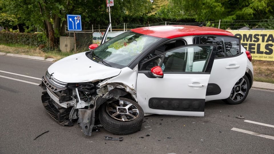 112 nieuws brabant hoeven oudenbosch halderberge ongeluk ongeval botsing auto vrachtwagen politie ambulance