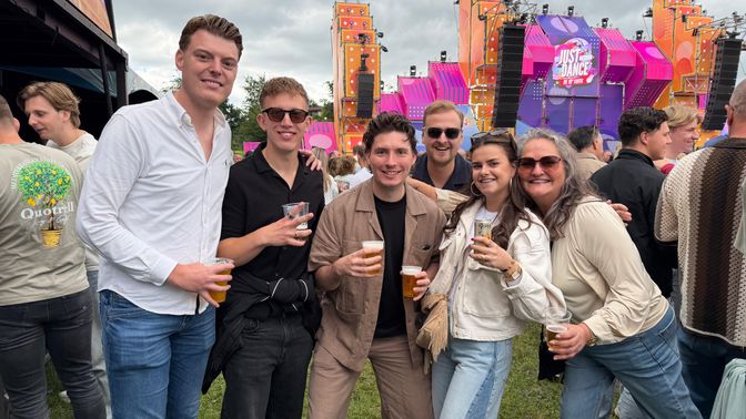Sietse met zijn vriendengroep bij Just Dance Outdoor 2026.