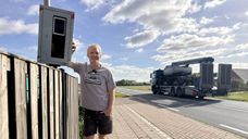 Lowie zet zelfgemaakte flitspaal in tuin: &#8216;Ze rijden hier soms zeker 120 tot 140 km/u&#8217;