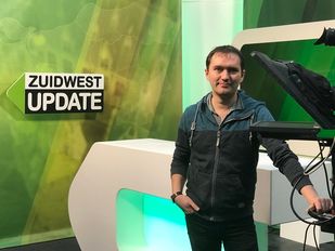 Directeur Maarten van den Boom in het decor van ZuidWest Update