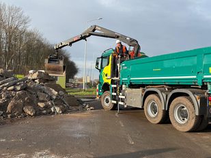 Wethouder Thomas Melisse geeft het startsignaal van de werkzaamheden aan de Kruislandseweg