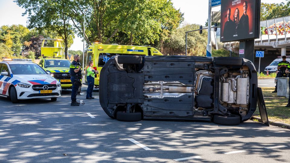 Auto op zijn kant na botsing op kruising in Roosendaal