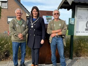 Onthulling luisterzuil Achtmaal