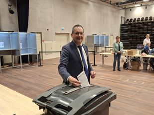Drukke verkiezings&shy;ochtend: drive-thru stembureau en uitspraken over abseilen