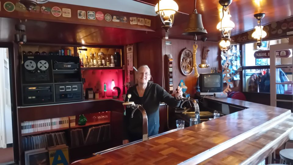 Linda woont in haar oude kroeg, De Beurs in Standdaarbuiten