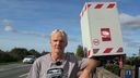 Lowie zet zelfgemaakte flitspaal in tuin: &#8216;Ze rijden hier soms zeker 120 tot 140 km/u&#8217;