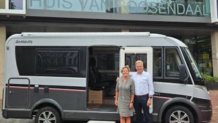 Burgemeester Mark Buijs en zijn vrouw Christel trekken met een camper de wijken en dorpen in om informeel kennis te maken met de inwoners.