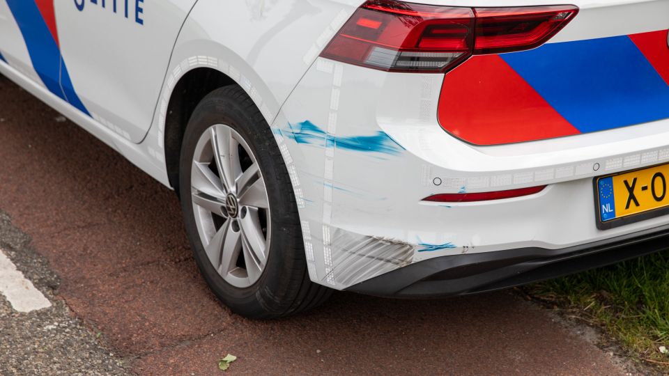 Fietser lichtgewond na botsing met geparkeerde politieauto in Zegge