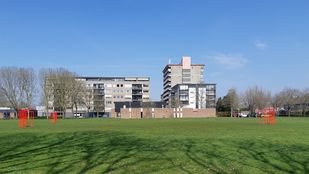 Trapveldje met rode doelen en op de achtergrond voormalige kerk De Goede Herder en de wijk Langdonk in Roosendaal