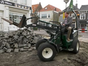 Thomas Melisse met de starthandeling voor de werkzaamheden in Oudenbosch.