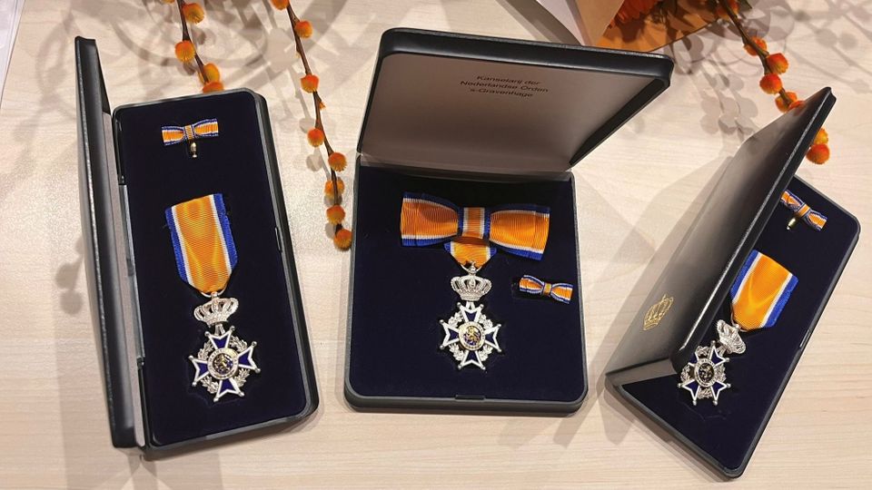 Burgemeester van Tholen reikt drie Koninklijke onderscheidingen uit aan vertrekkende raadsleden