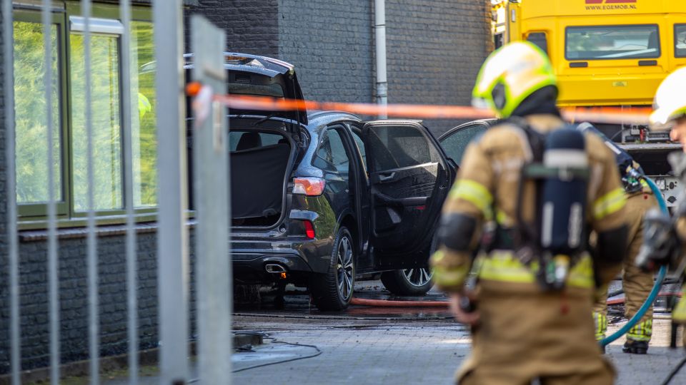 Auto brandt uit aan Gagelboslaan in Bergen op Zoom