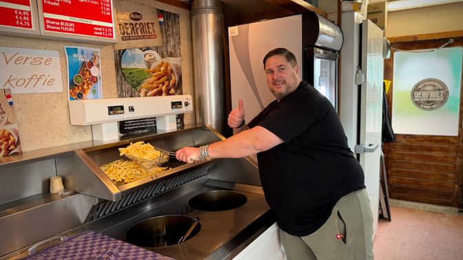 Al vijftien jaar lang bakt Matthew Natterer zijn friet in Willemstad.