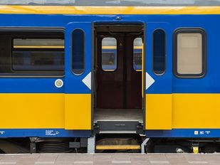 Leeg treinstel met openstaande deuren