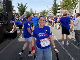 Ondanks haar dwarslaesie loopt Isa 800 meter tijdens de Wings for Life World Run in Breda.