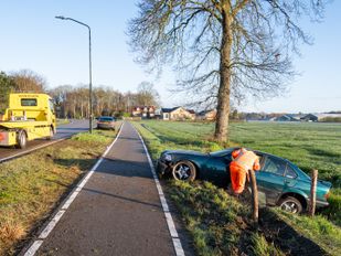 Auto klapt op hek langs Rijsbergseweg in Etten-Leur