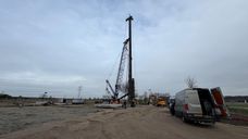 Dinsdagochtend is de eerste paal in de grond geslagen van het nieuwe pompstation in Woensdrecht.