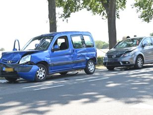 Flinke schade na botsing tussen drie auto&#8217;s in Rijsbergen