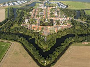 Ruigenhil wordt door de moord op Willem van Oranje de vesting Willemstad.