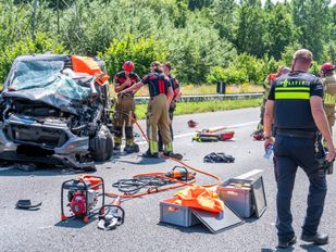 Bestuurder bestelbus zwaargewond na botsing met vrachtwagen op A17